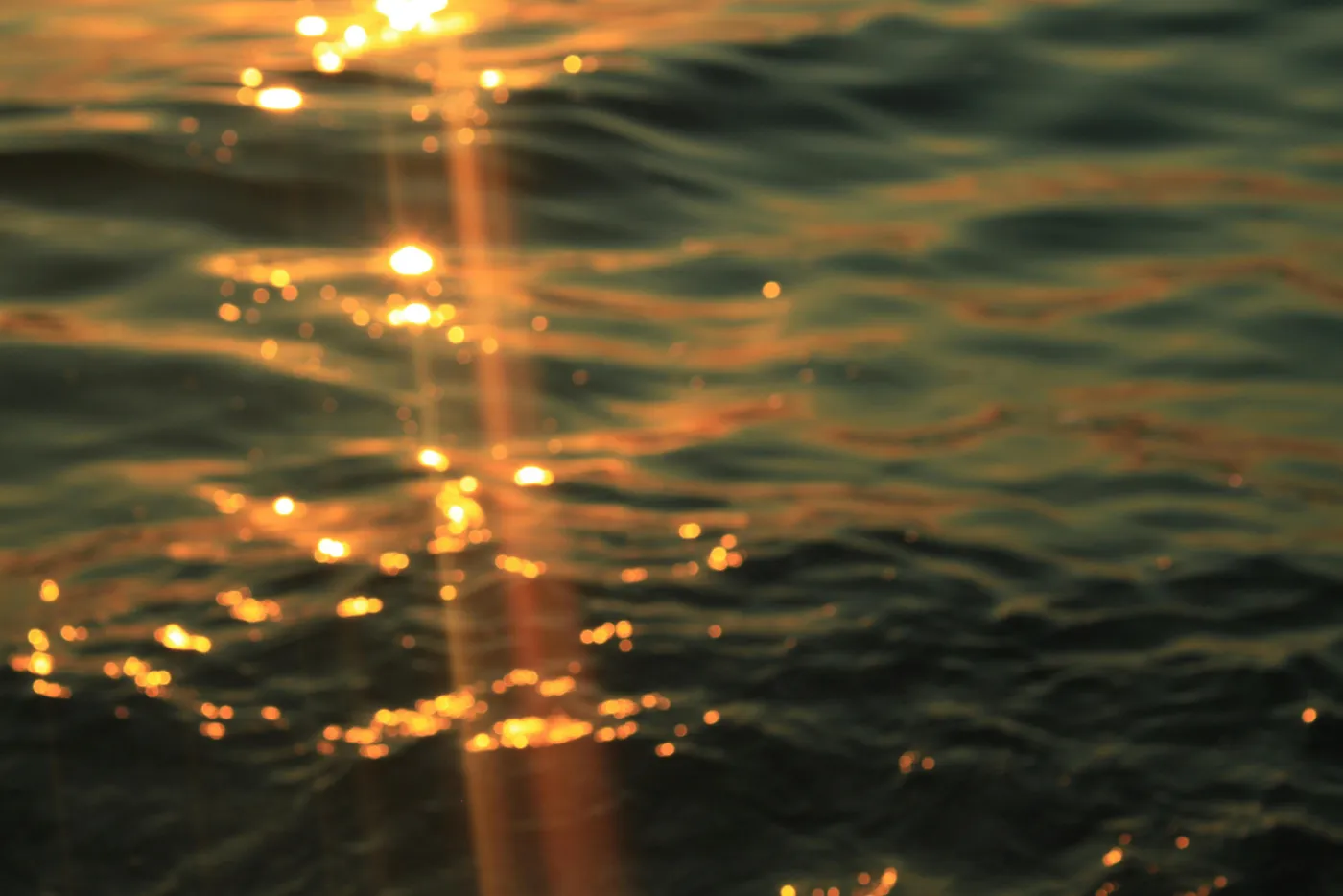 Il sole che riflette sul mare al tramonto