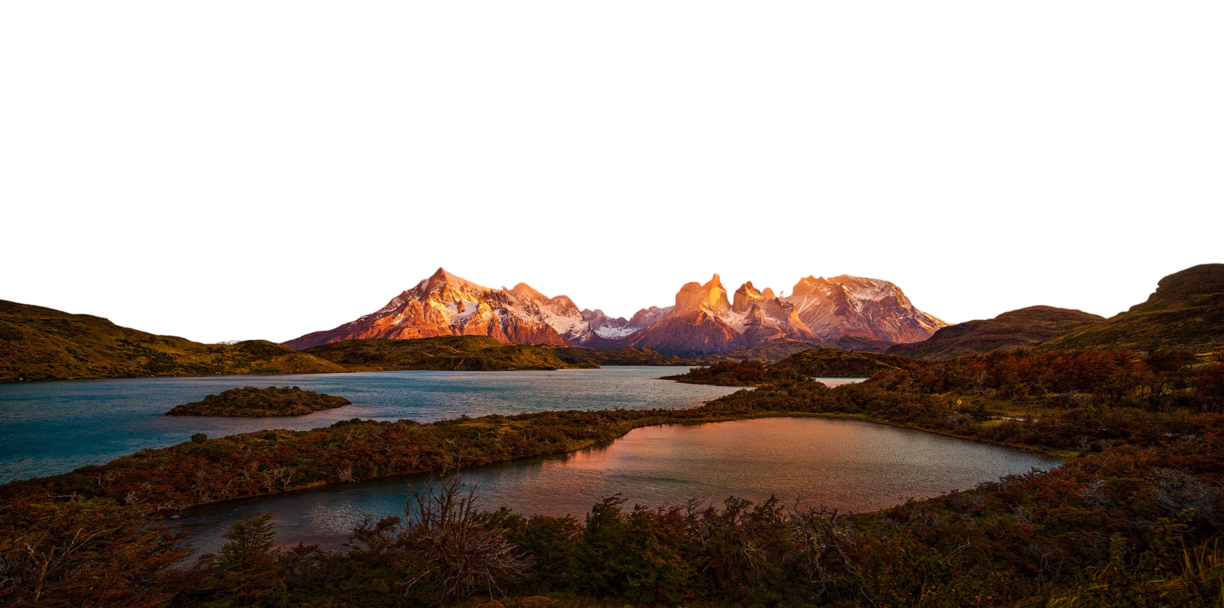 Montagne della Patagonia al tramonto, sopra un lago